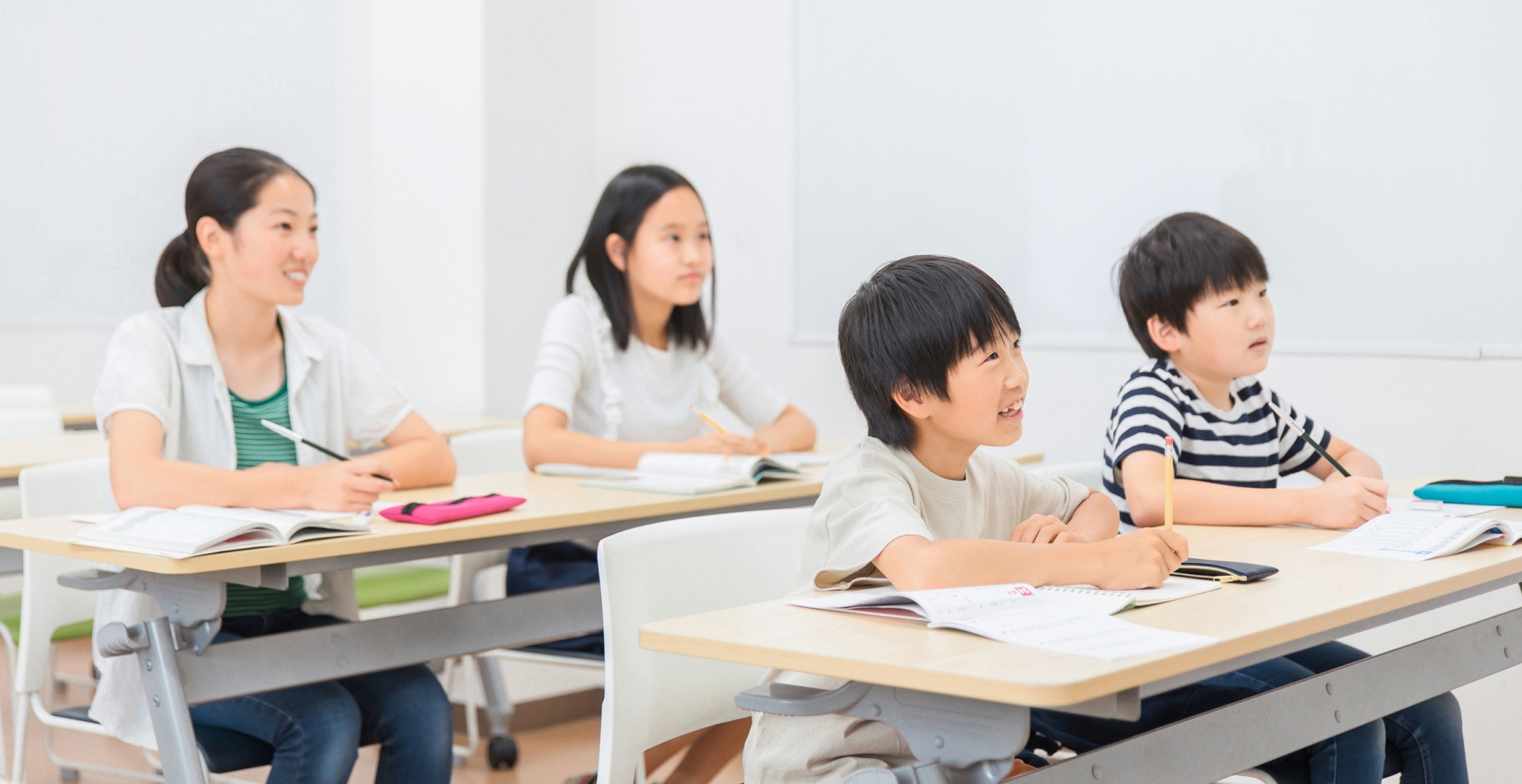 笑顔で勉強する小学生