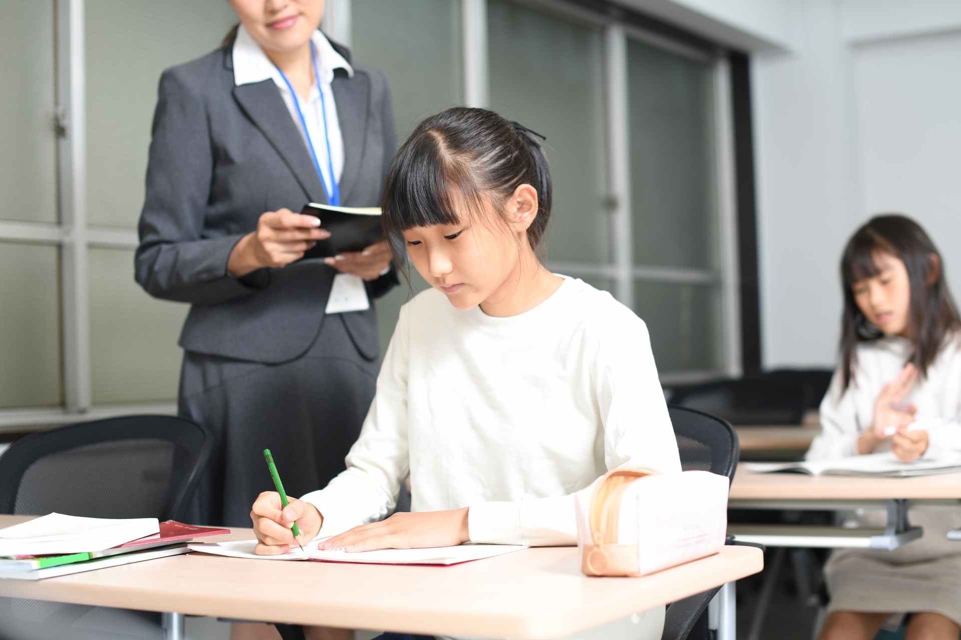 勉強する小学生