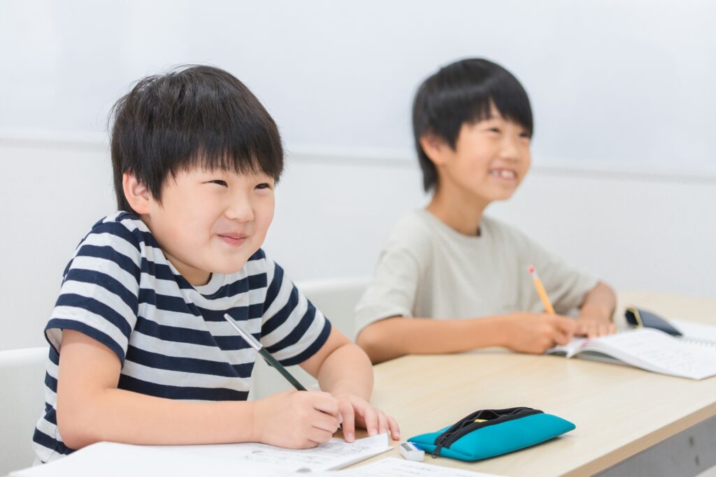 笑顔で勉強する小学生